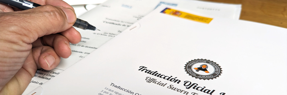 Traductor Jurado firma una traducción jurada de un documento oficial
