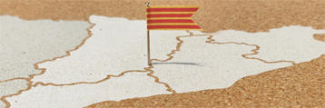 bandera catalana sobre un mapa de Cataluña